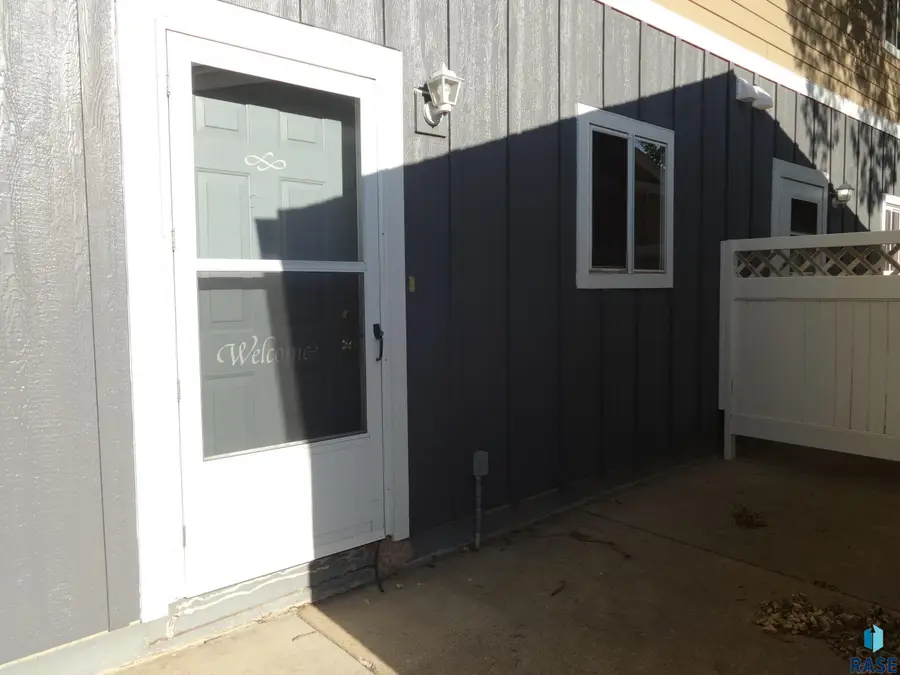 1012 S Bridgeport Pl, Sioux Falls, SD 57106 - #2