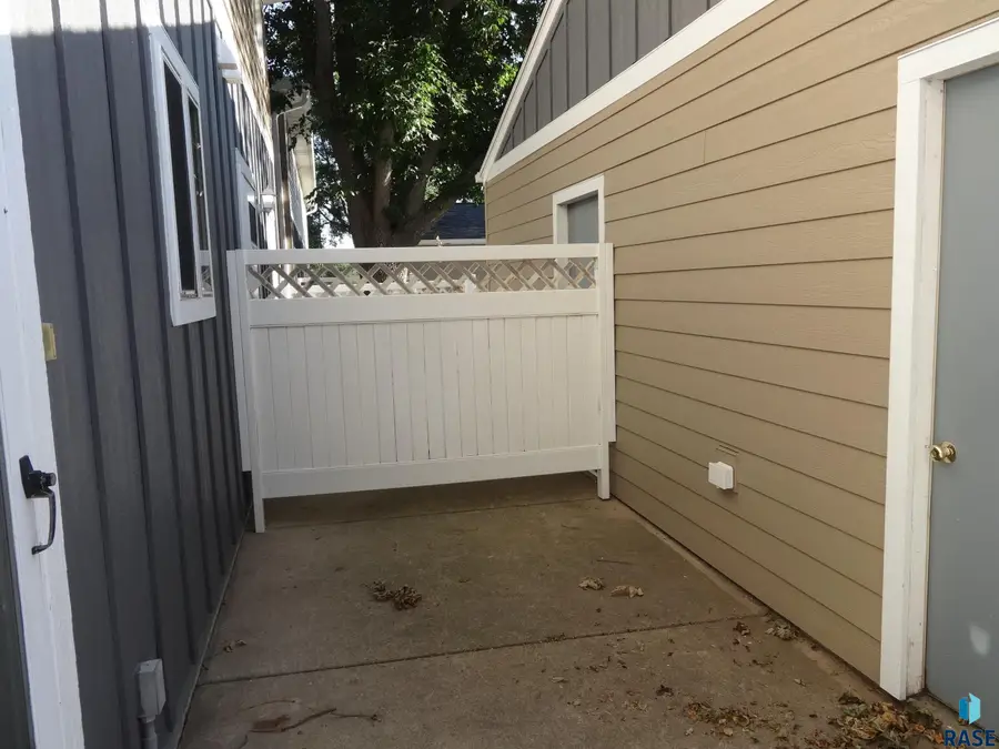 1012 S Bridgeport Pl, Sioux Falls, SD 57106 - #3