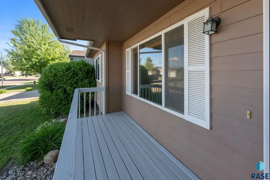 529 S Whitewood Ave, Sioux Falls, SD 57106 - #2