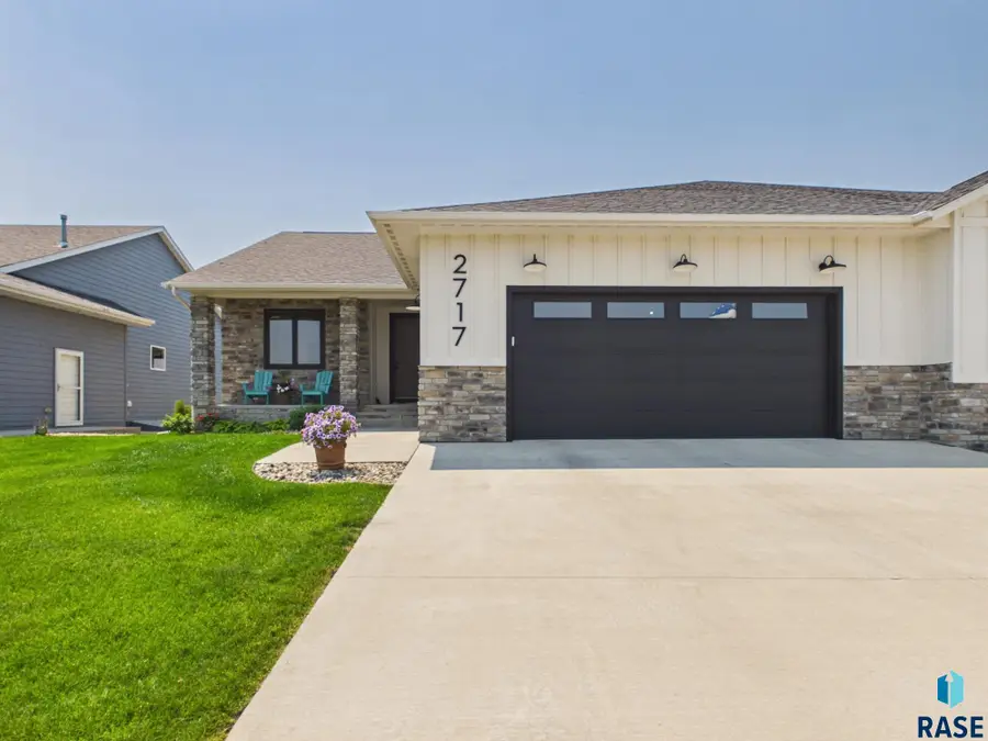 2717 W Oak Hill Dr, Sioux Falls, SD 57108 - #2