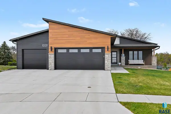 1001 S Moonlight Cir, Brandon, SD 57005