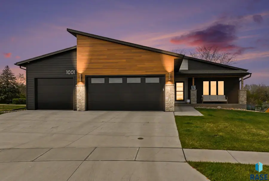 1001 S Moonlight Cir, Brandon, SD 57005 - #2