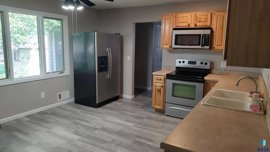 307 N 8th St, Beresford, SD 57004 - #2