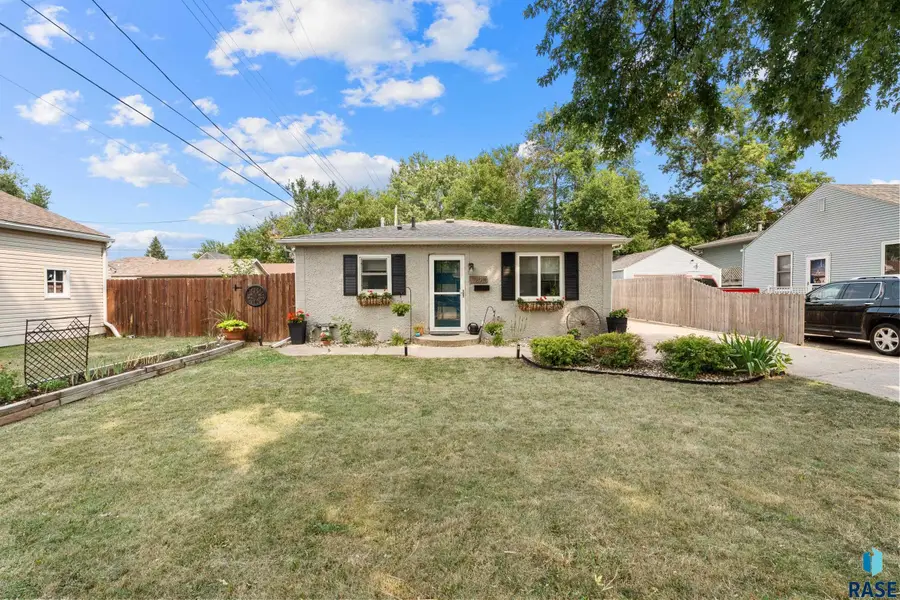 2910 S Norton Ave, Sioux Falls, SD 57105 - #2