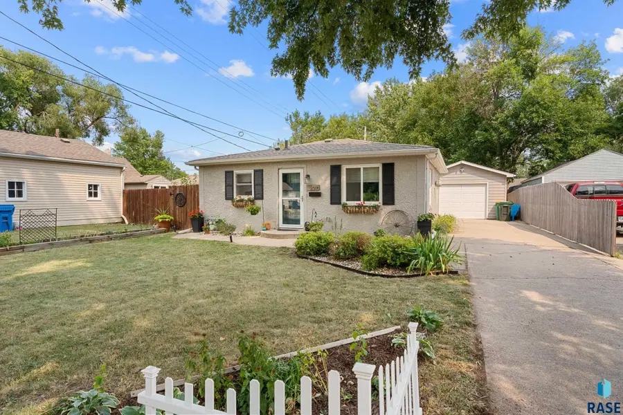 2910 S Norton Ave, Sioux Falls, SD 57105 - #3