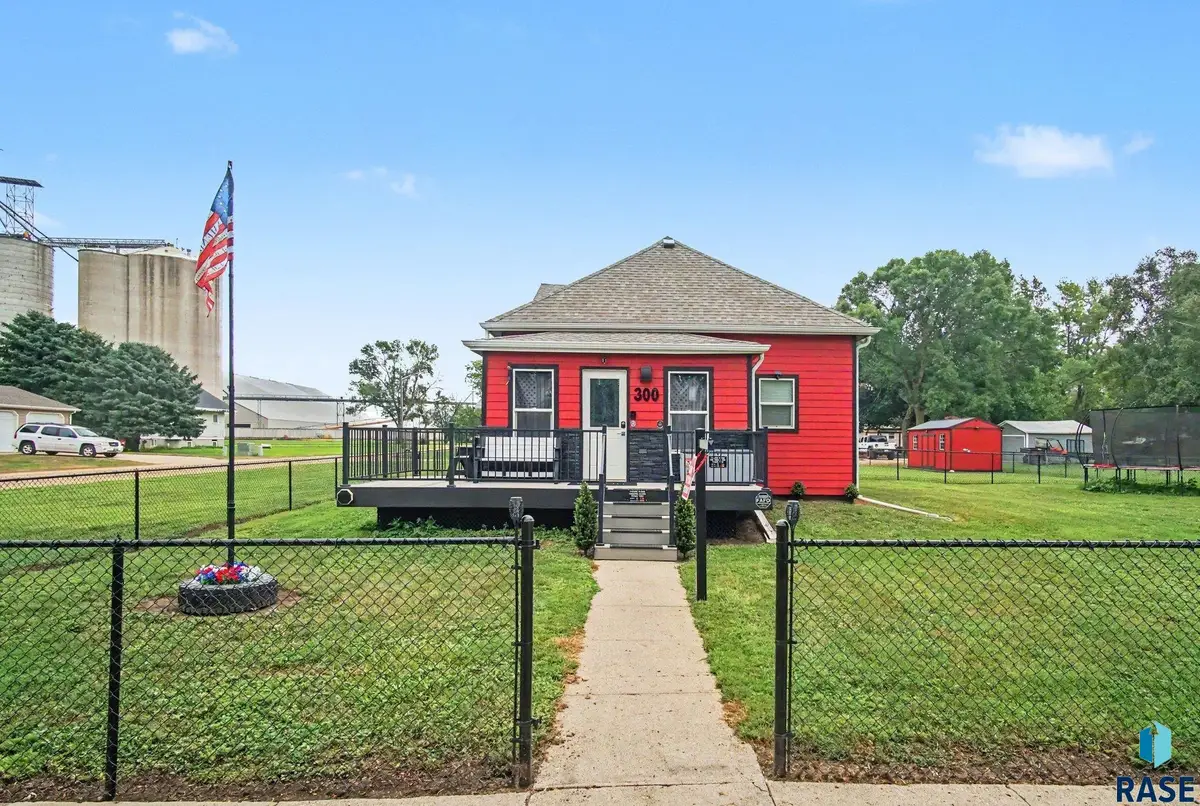 300 S 1st St, Beresford, SD 57004 - #1