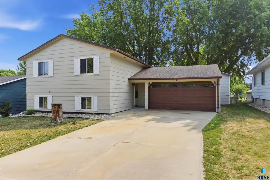 1004 S Clover Ave, Sioux Falls, SD 57110 - #2