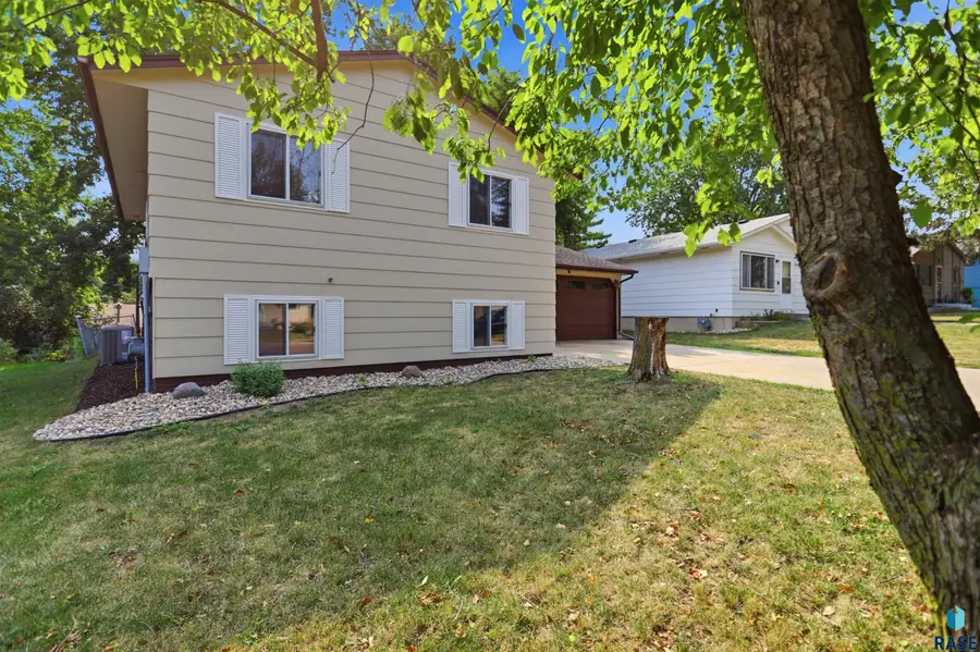 1004 S Clover Ave, Sioux Falls, SD 57110 - #3