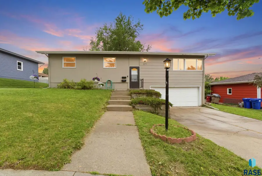 2313 E 17th St, Sioux Falls, SD 57103 - #2