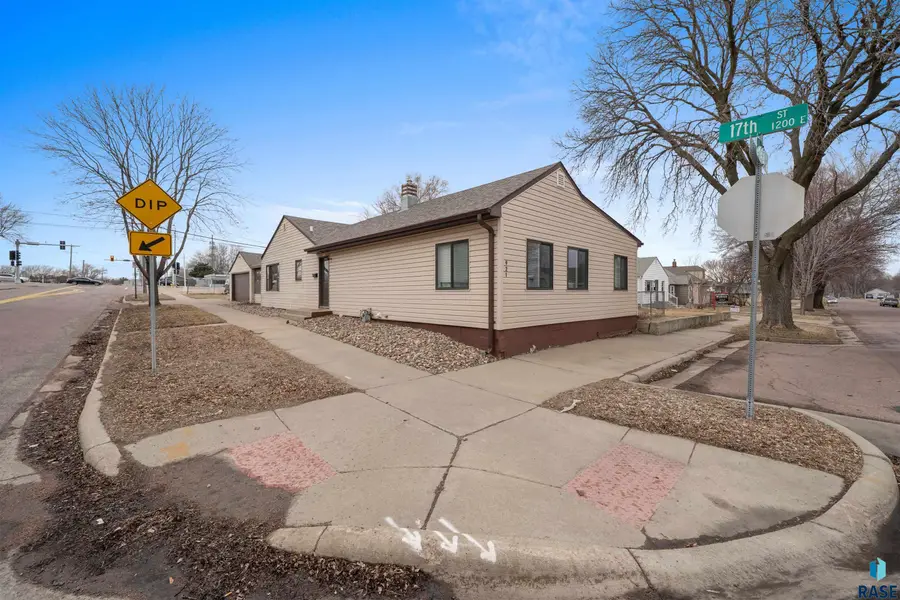 921 S Sherman Ave, Sioux Falls, SD 57104 - #2