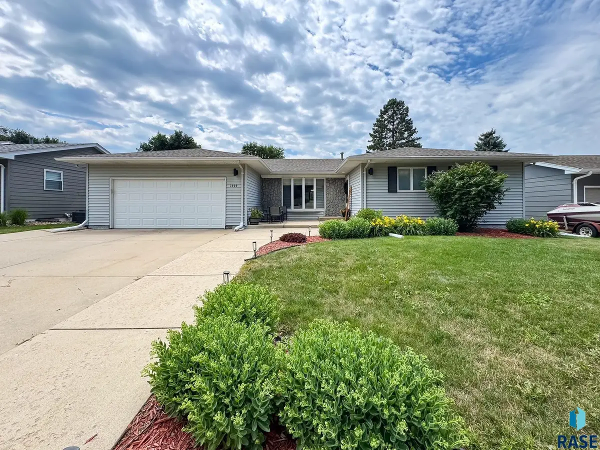 3909 E Ronning Dr, Sioux Falls, SD 57103 - #1