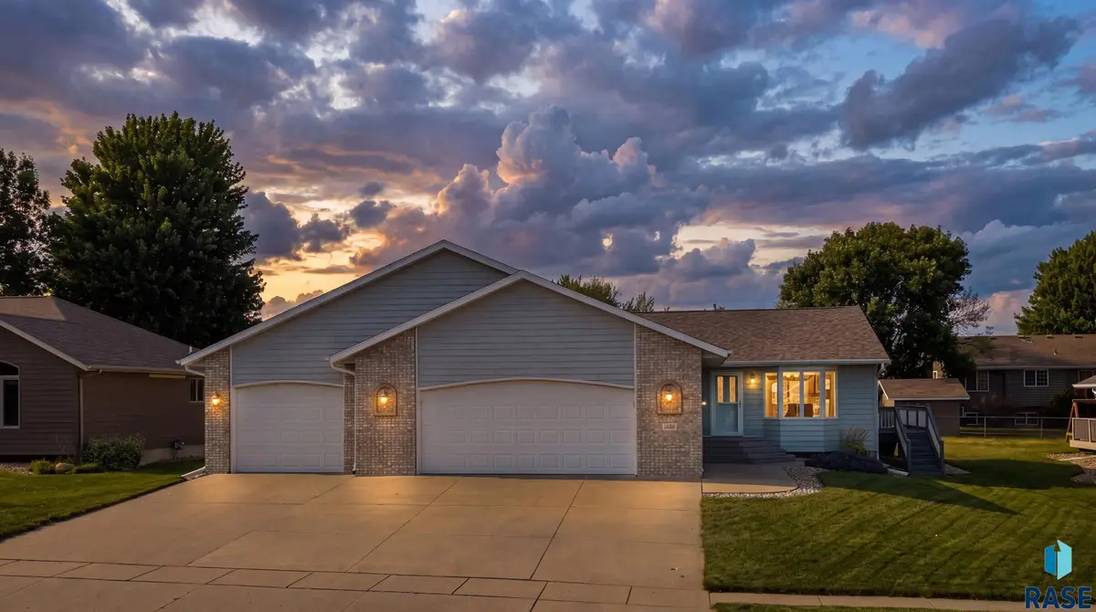 900 E Heatherwood Dr, Brandon, SD 57005 - #1