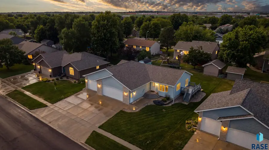 900 E Heatherwood Dr, Brandon, SD 57005 - #3
