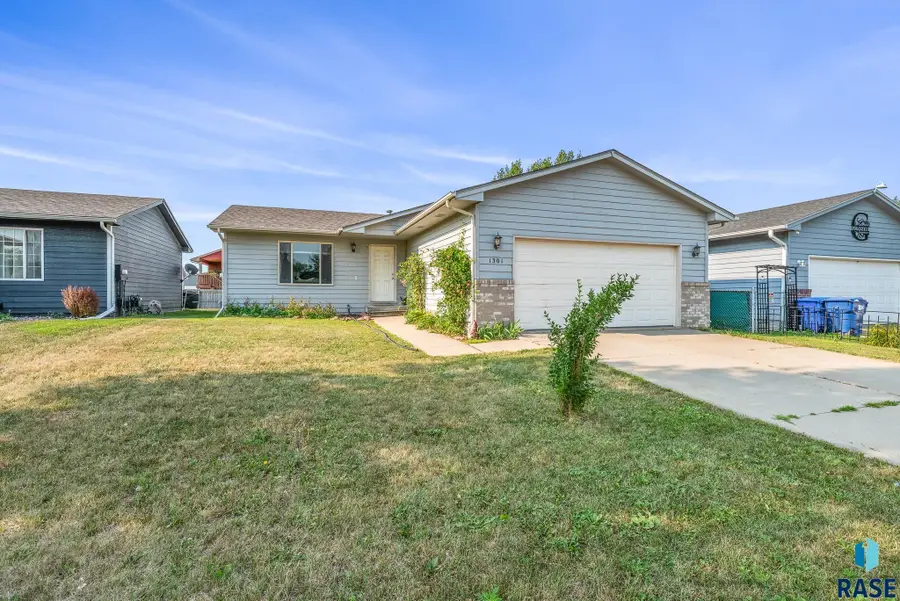 1301 E 70th St N, Sioux Falls, SD 57104 - #2