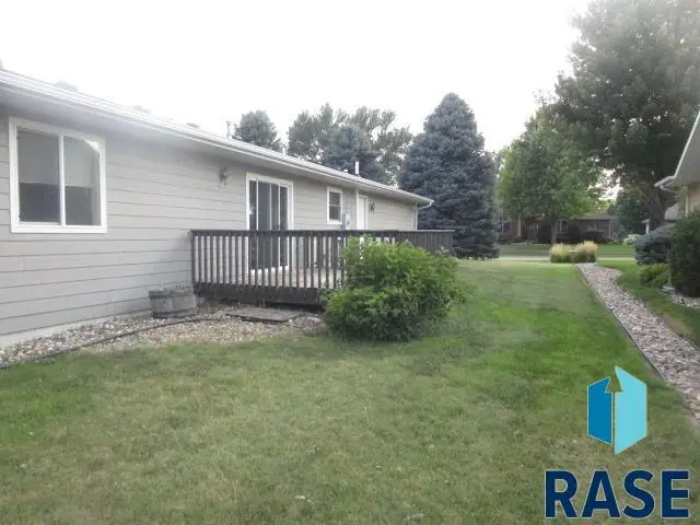 400 Ruth St, Yankton, SD 57078 - #2