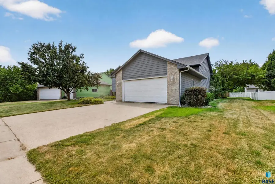 5105 S Birchwood Ave, Sioux Falls, SD 57108 - #3