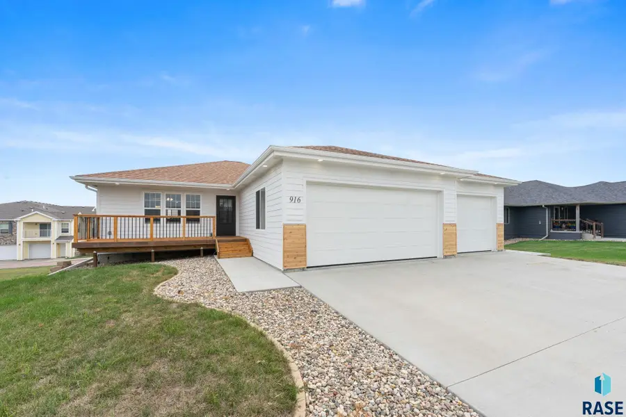 916 Trojan Ave, Hartford, SD 57033 - #2