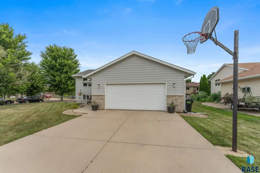 406 S Eastern Ave, Hartford, SD 57033 - #2