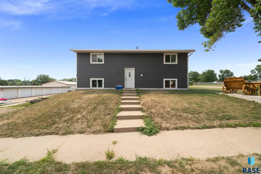 1409 N Blauvelt Ave, Sioux Falls, SD 57103 - #2