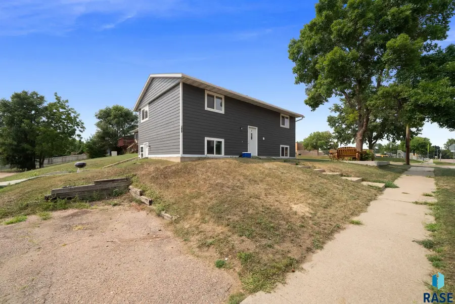 1409 N Blauvelt Ave, Sioux Falls, SD 57103 - #3