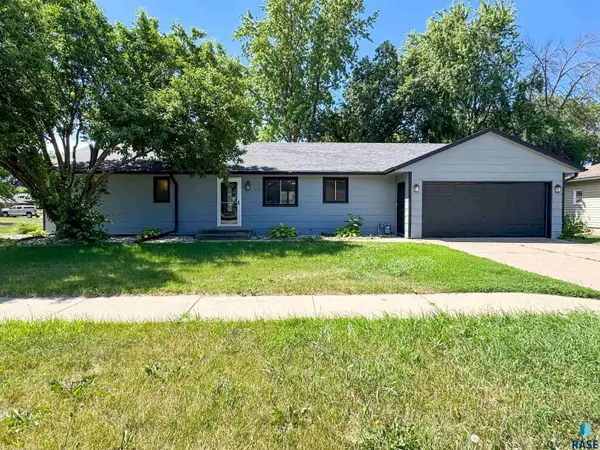 221 E 5th Ave, Lennox, SD 57039