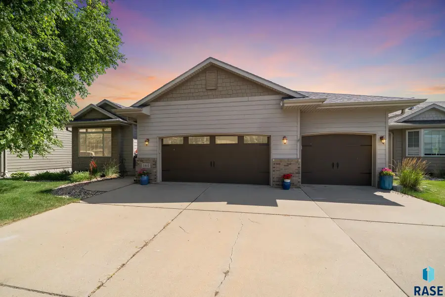2512 S Lancaster Dr, Sioux Falls, SD 57106 - #2