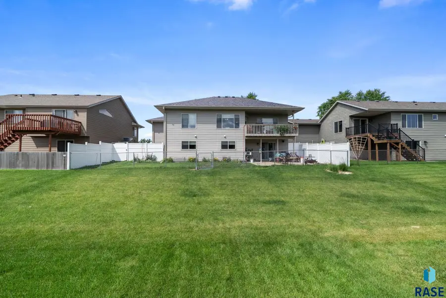 2512 S Lancaster Dr, Sioux Falls, SD 57106 - #3