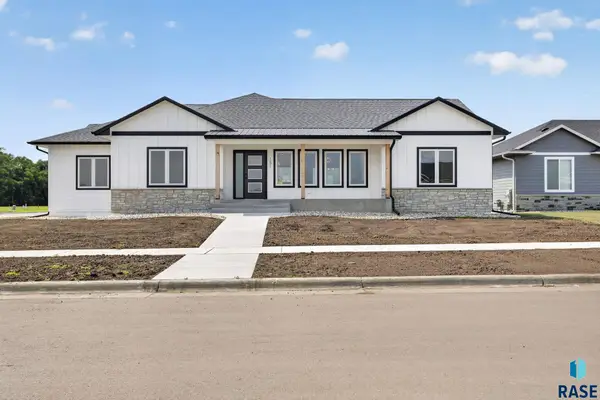 151 Mydland Cir, Harrisburg, SD 57032