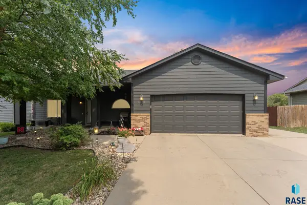 1002 Hemlock St, Harrisburg, SD 57032