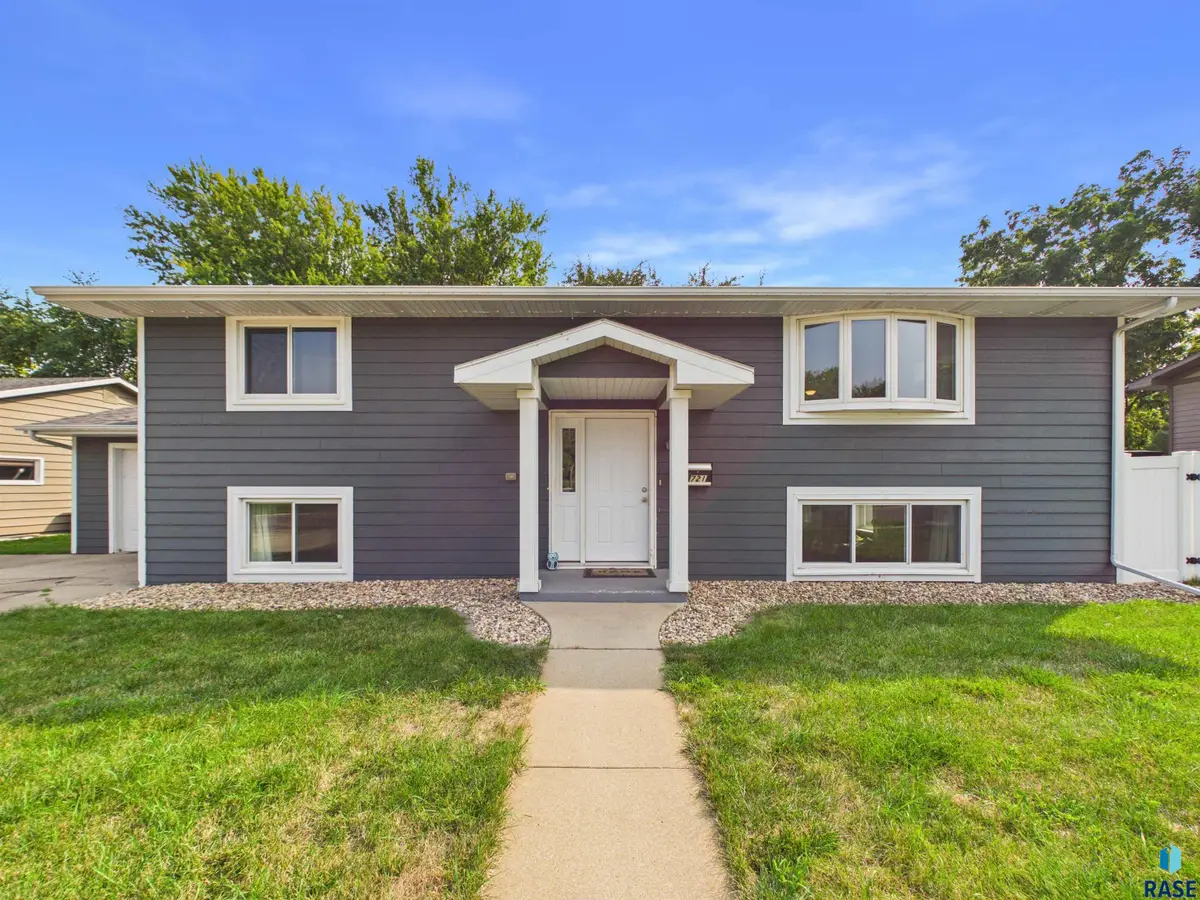 721 NE 7th St, Madison, SD 57042 - #1