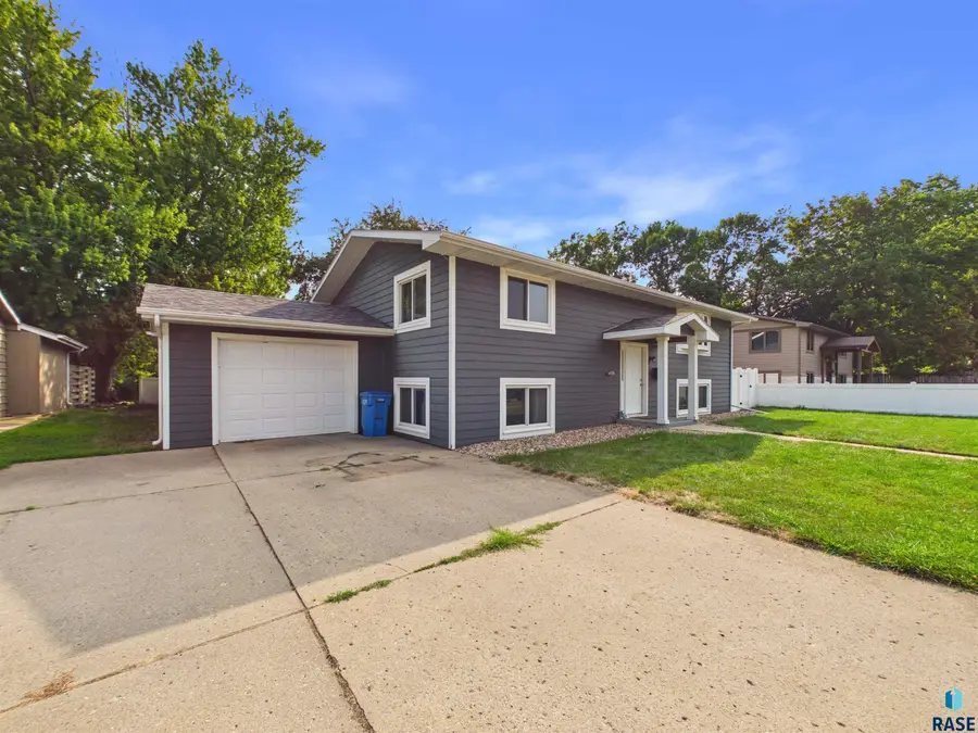 721 NE 7th St, Madison, SD 57042 - #2
