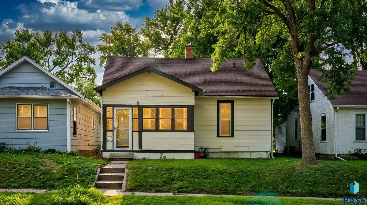 1902 S Spring Ave, Sioux Falls, SD 57105 - #1