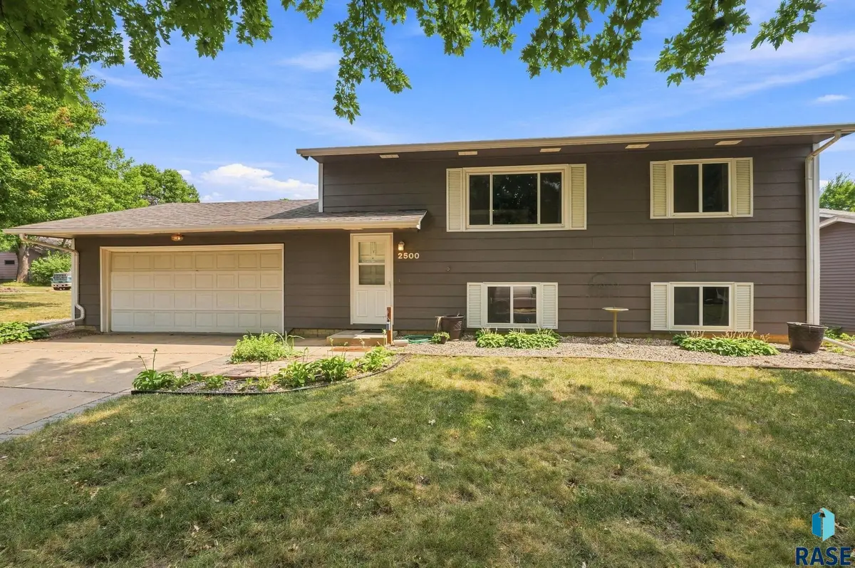 2500 S Groveland Ave, Sioux Falls, SD 57110 - #1