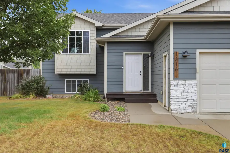 1316 W Creekside Dr, Brandon, SD 57005 - #2