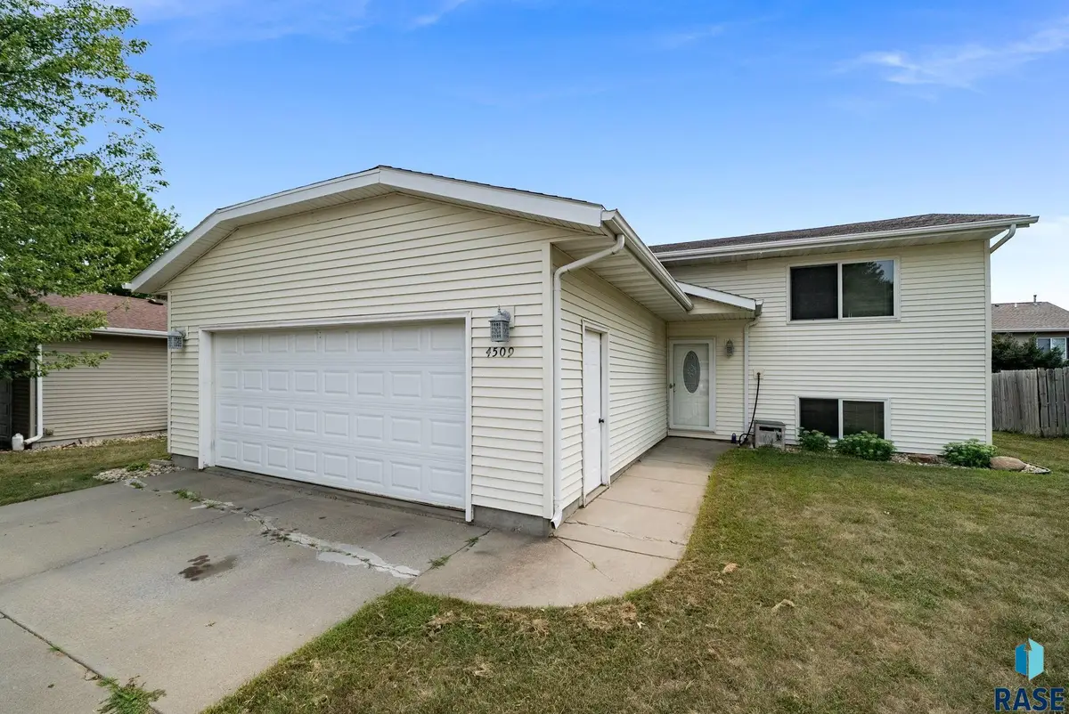 4509 W Oregon St, Sioux Falls, SD 57107 - #1