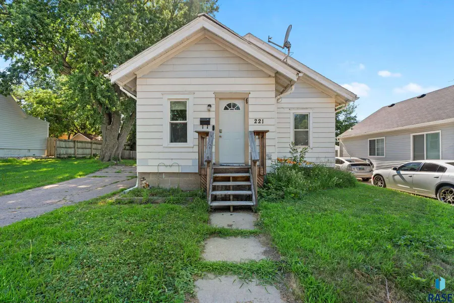 221 N West Ave, Sioux Falls, SD 57104 - #2