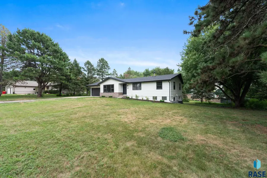 2801 W Delrich Dr, Sioux Falls, SD 57107 - #2