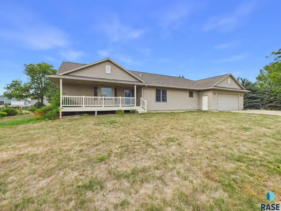 501 Grace Ave, Parker, SD 57053 - #2