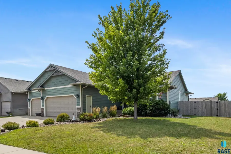 427 Adrianna Ave, Harrisburg, SD 57032 - #2