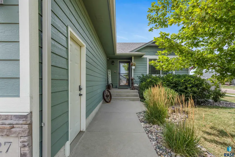 427 Adrianna Ave, Harrisburg, SD 57032 - #3