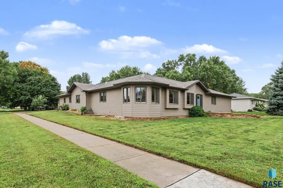 905 N Union Ave, Madison, SD 57042 - #2