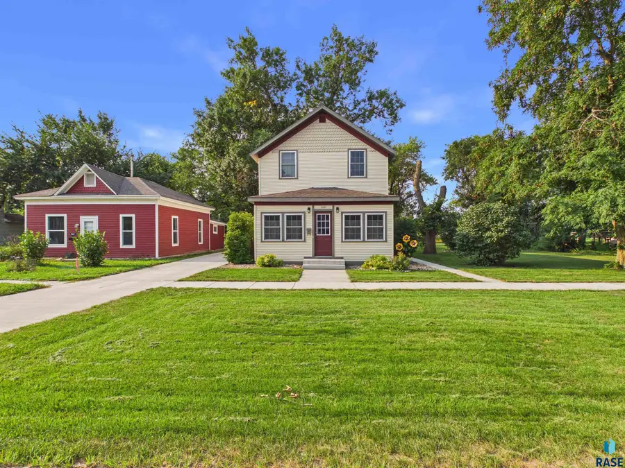 513 SE 1st St, Madison, SD 57042 - #3