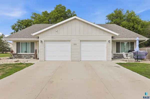 208 W 4th St, Worthing, SD 57077
