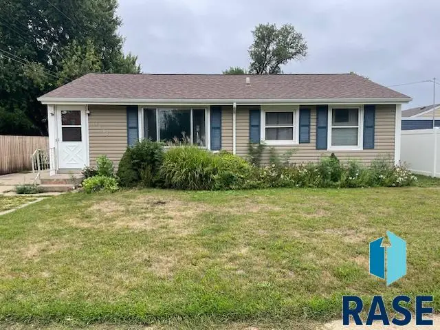 1804 W 44th St, Sioux Falls, SD 57105 - #1