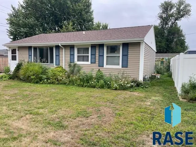1804 W 44th St, Sioux Falls, SD 57105 - #2