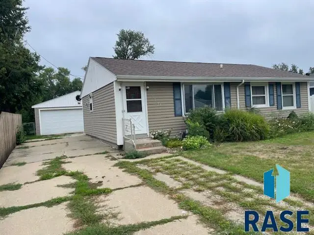1804 W 44th St, Sioux Falls, SD 57105 - #3