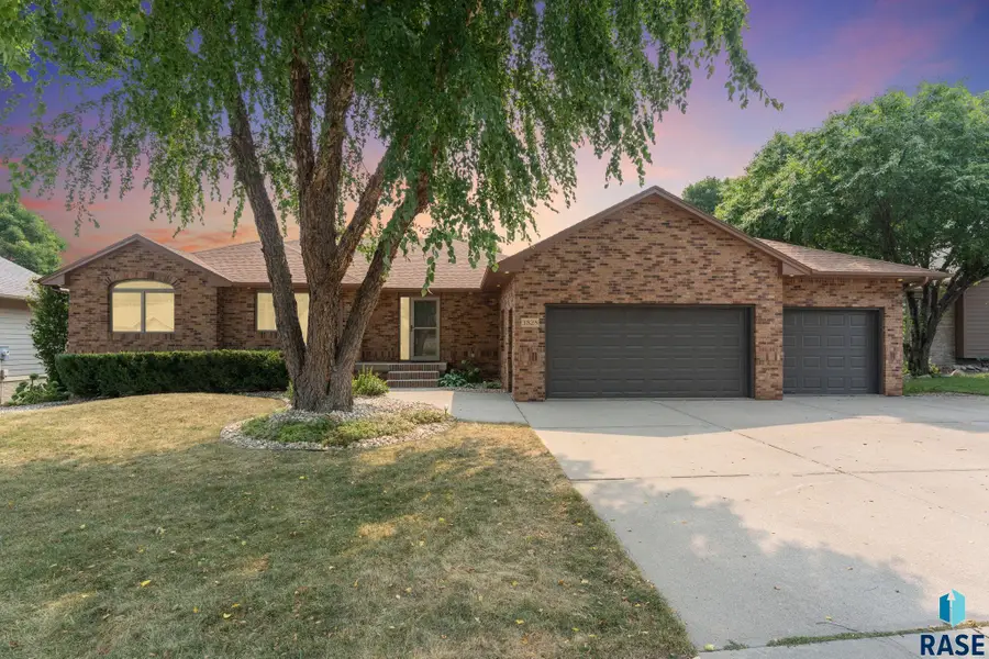 3828 E Dawley Ct, Sioux Falls, SD 57103 - #2