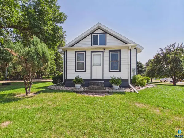 601 SE 9th St, Madison, SD 57042