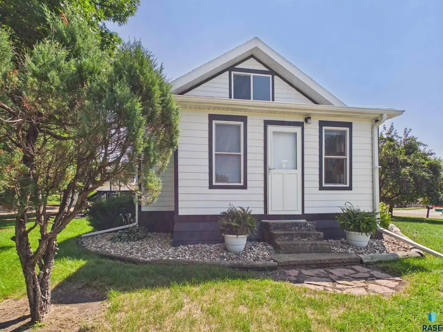 601 SE 9th St, Madison, SD 57042 - #2