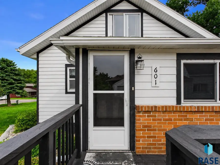601 SE 9th St, Madison, SD 57042 - #3